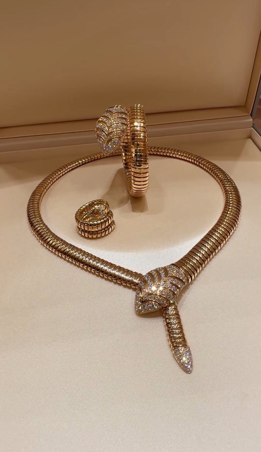 Elegant Serpentaire Gold With Diamond Set